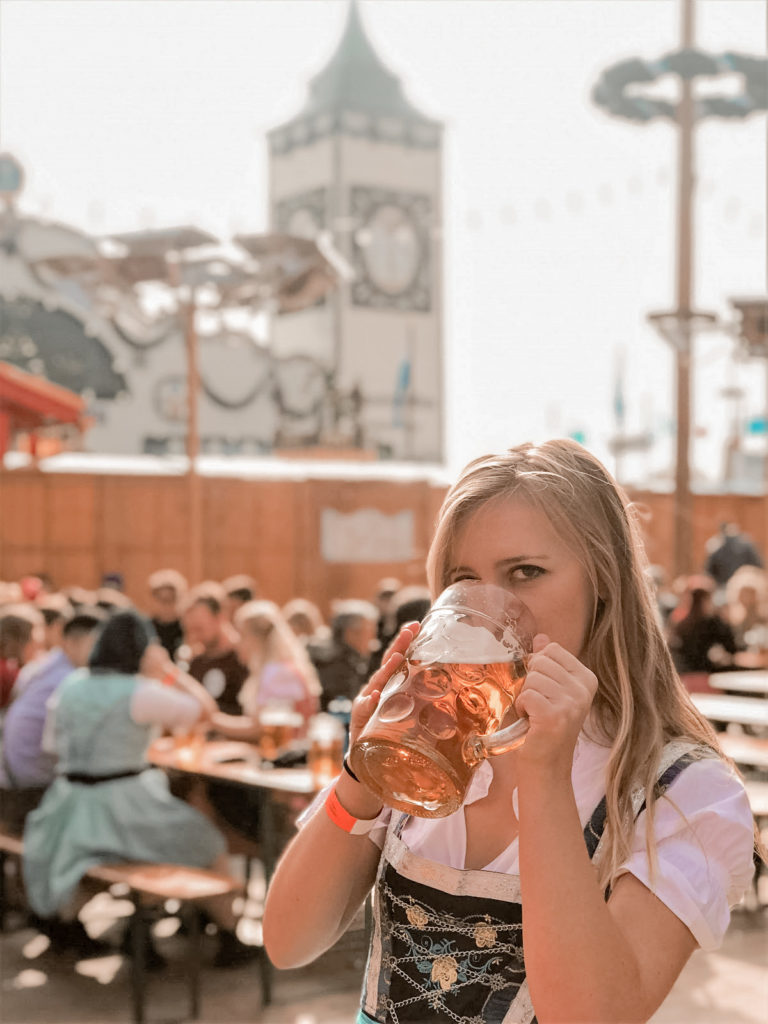 How To Dress For Oktoberfest: Everything You Need To Know For Your First Celebration | d-ravel.com